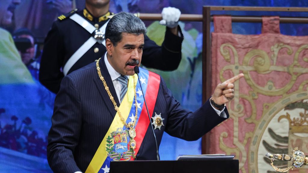 A newly-declassified memo from U.S. intelligence agencies contradicts Trump's claim the Maduro regime is working with Tren de Aragua.